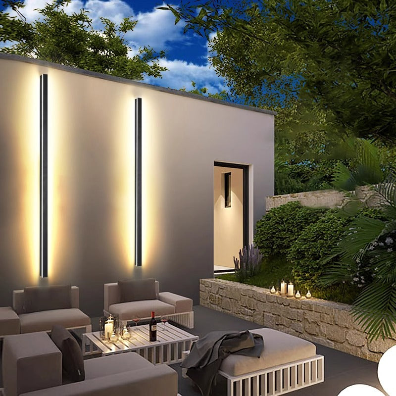 Outdoor waterproof wall lamp