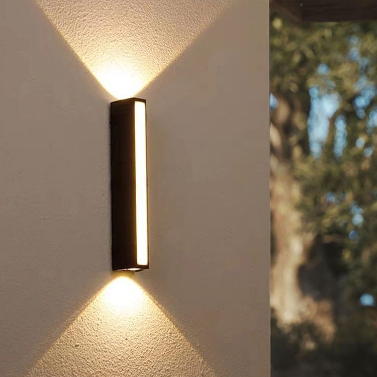 Outdoor wall lamp
